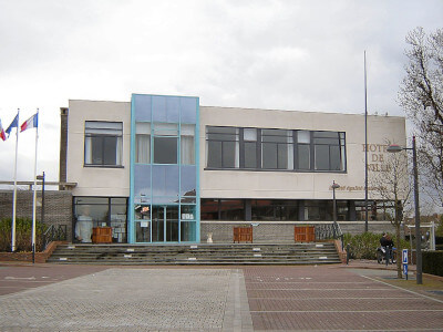 Photo de la Mairie de Neuville-en-Ferrain – Auteur : LimoWreck – Source : Wikipédia – Licence : CC BY-SA 3.0 Photo de la Mairie de Neuville-en-Ferrain